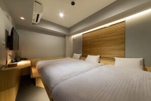 A hotel room with two beds, a desk with a laptop, a flat-screen TV, and a window with blinds. - HOTEL AMANEK Kyoto Kawaramachi Gojo (Kyoto)