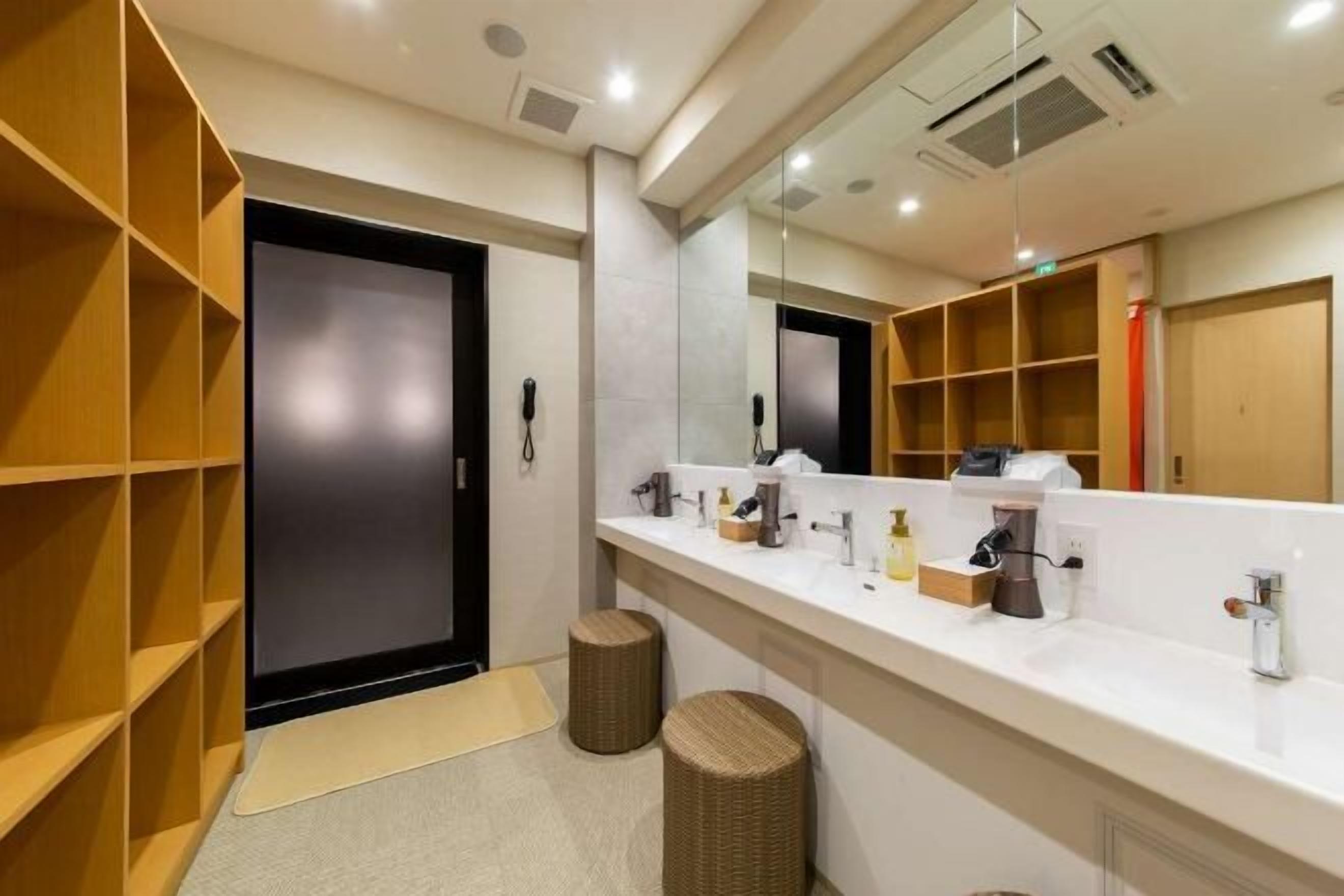 Shower, rainfall showerhead, free toiletries, hair dryer