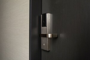 Una porta moderna con una maniglia metallica elegante e una serratura.