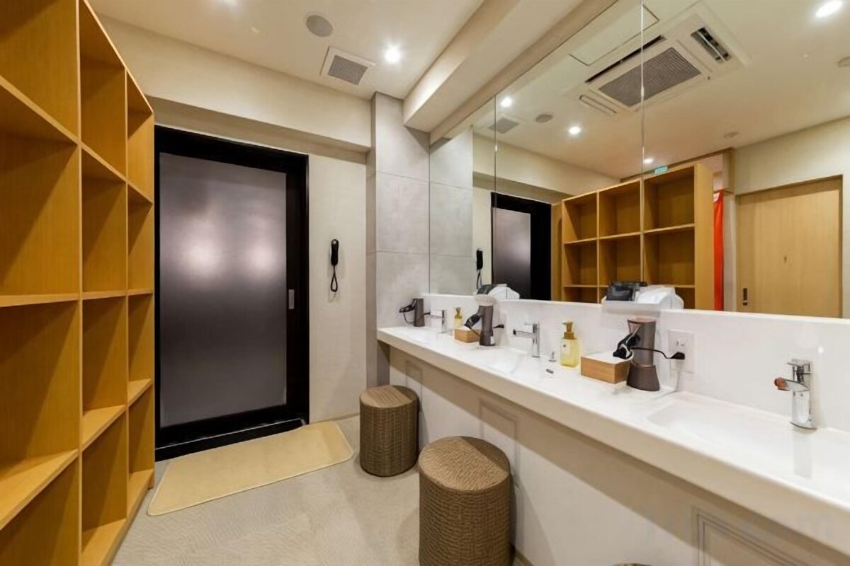 Shower, rainfall showerhead, free toiletries, hair dryer