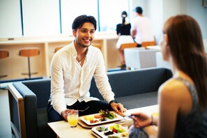 Tägliches Frühstück mit Selbstbedienung (1500 JPY pro Person)