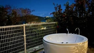 Villa Charme | Jetted tub