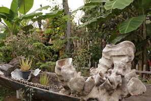 Garden - Fish Island Bungalows (Kampot)