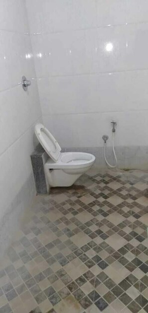 Shower, free toiletries, towels