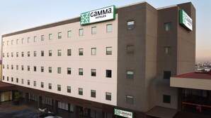 A modern hotel building with multiple floors, large windows, and a prominent Gamma Hotels sign. - Gamma Querétaro (Querétaro)