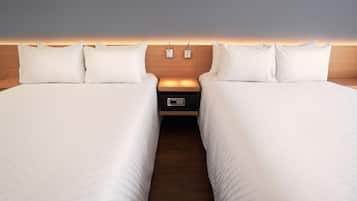 Habitación doble con dos camas, una mesita de noche y una lámpara de pared.