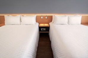 Habitación superior, 2 camas individuales | Caja de seguridad en la habitación y escritorio 
