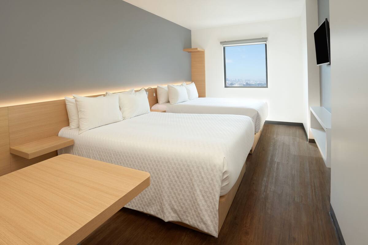 خزنة داخل الغرفة ومكتب ومساحة عمل للكمبيوتر المحمول وستائر تعتيم