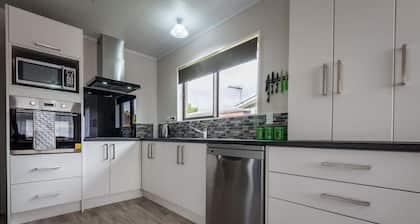 Beez Kneez | Central Location with Spa Pool