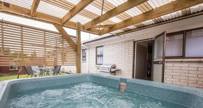 Beez Kneez | Central Location with Spa Pool