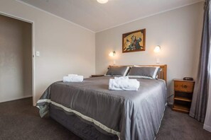 3 bedrooms, iron/ironing board, travel cot, WiFi - Beez Kneez | Central Location with Spa Pool (Rotorua Township)