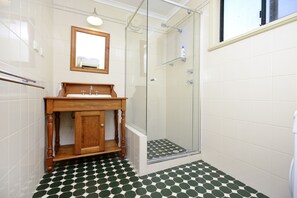 Dusch, hårtork, handdukar och tvål