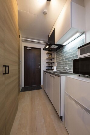 냉장고, 전자레인지, 쿡탑, 조리 도구/접시/주방 기구