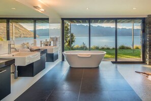 Badewanne, Haartrockner, Handtücher