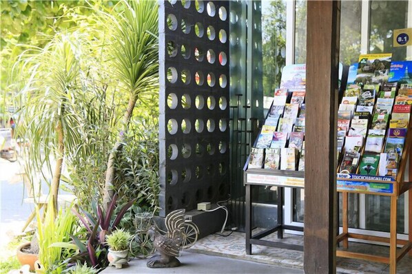 สนามรอบบริเวณ