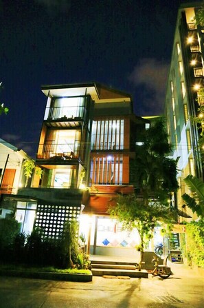 ด้านหน้าที่พัก - ตอนเย็น/กลางคืน