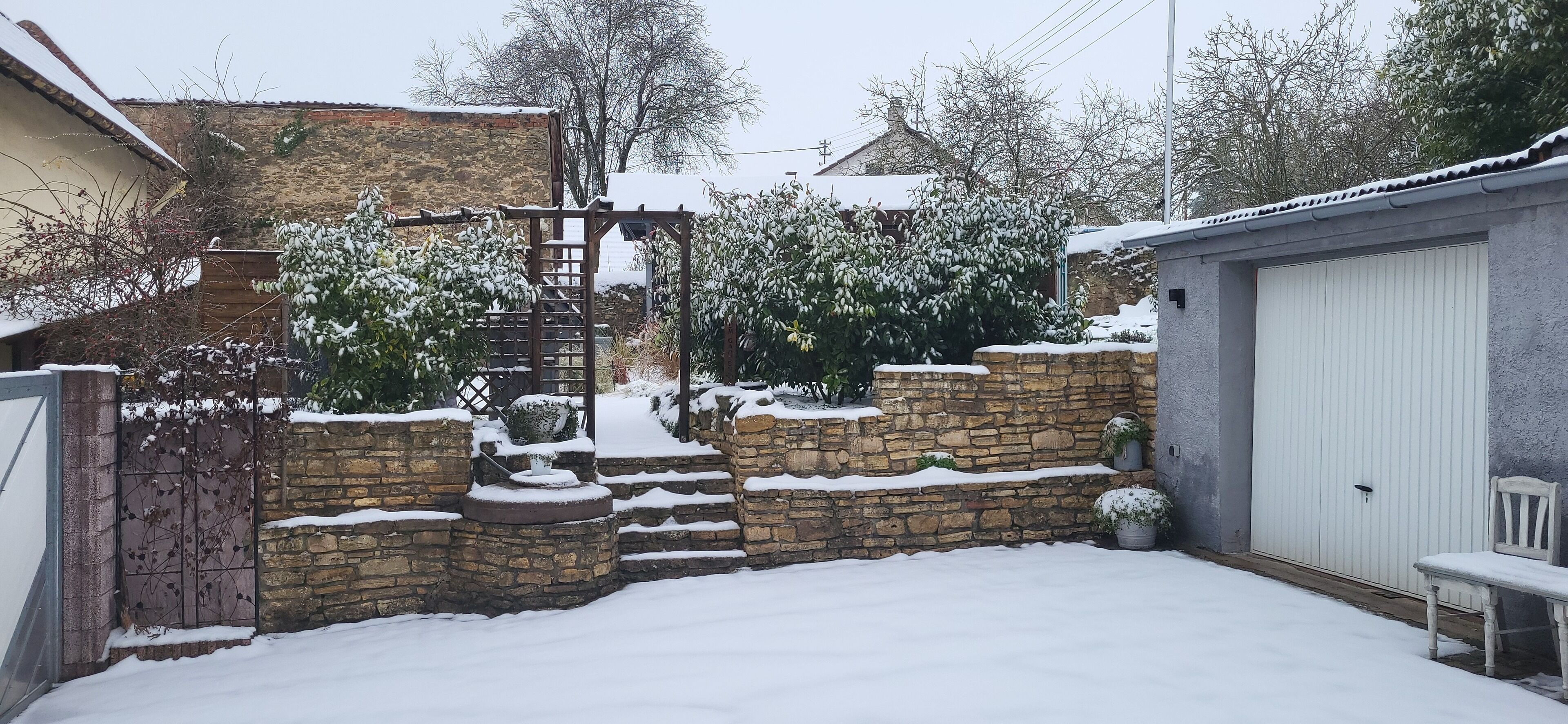 Winterimpression :
Sicht vom Hof Richtung Garten 