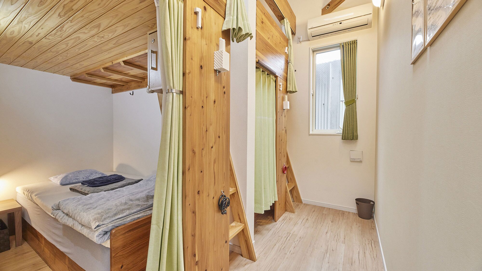 Cortinas blackout, wifi gratis y ropa de cama 