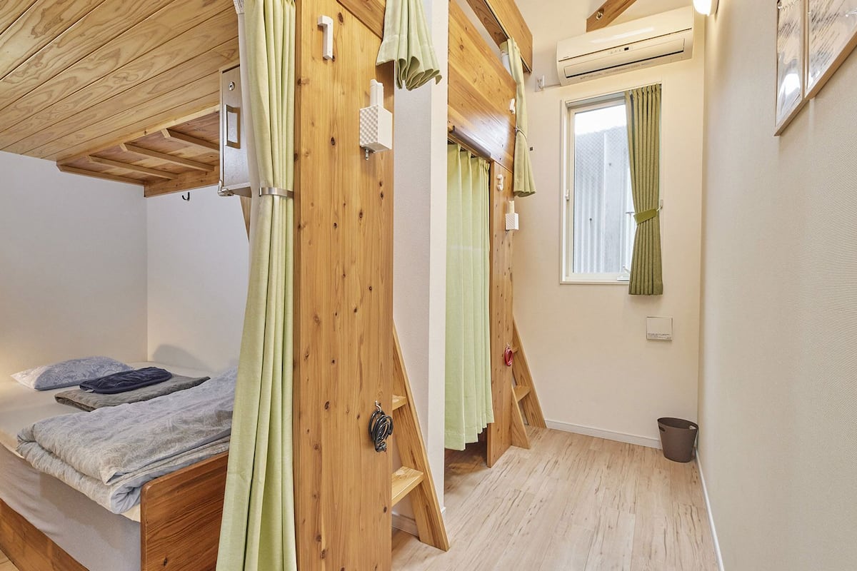 Cortinas blackout, wifi gratis y ropa de cama