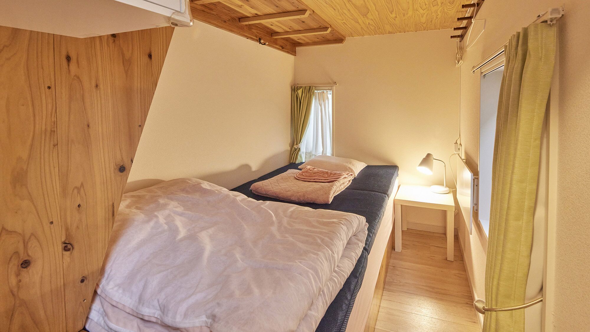 Cortinas blackout, wifi gratis y ropa de cama 