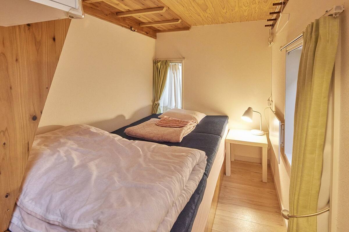 Verduisterende gordijnen, gratis wifi, beddengoed