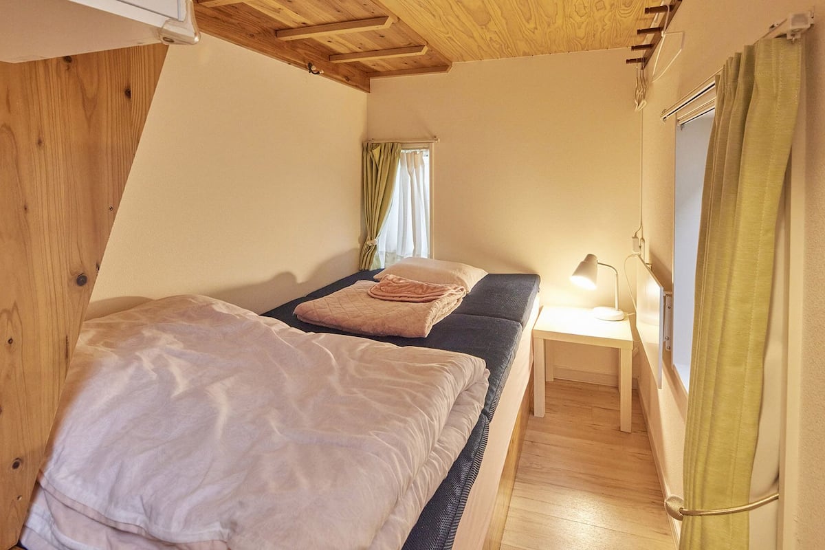 Cortinas blackout, wifi gratis y ropa de cama