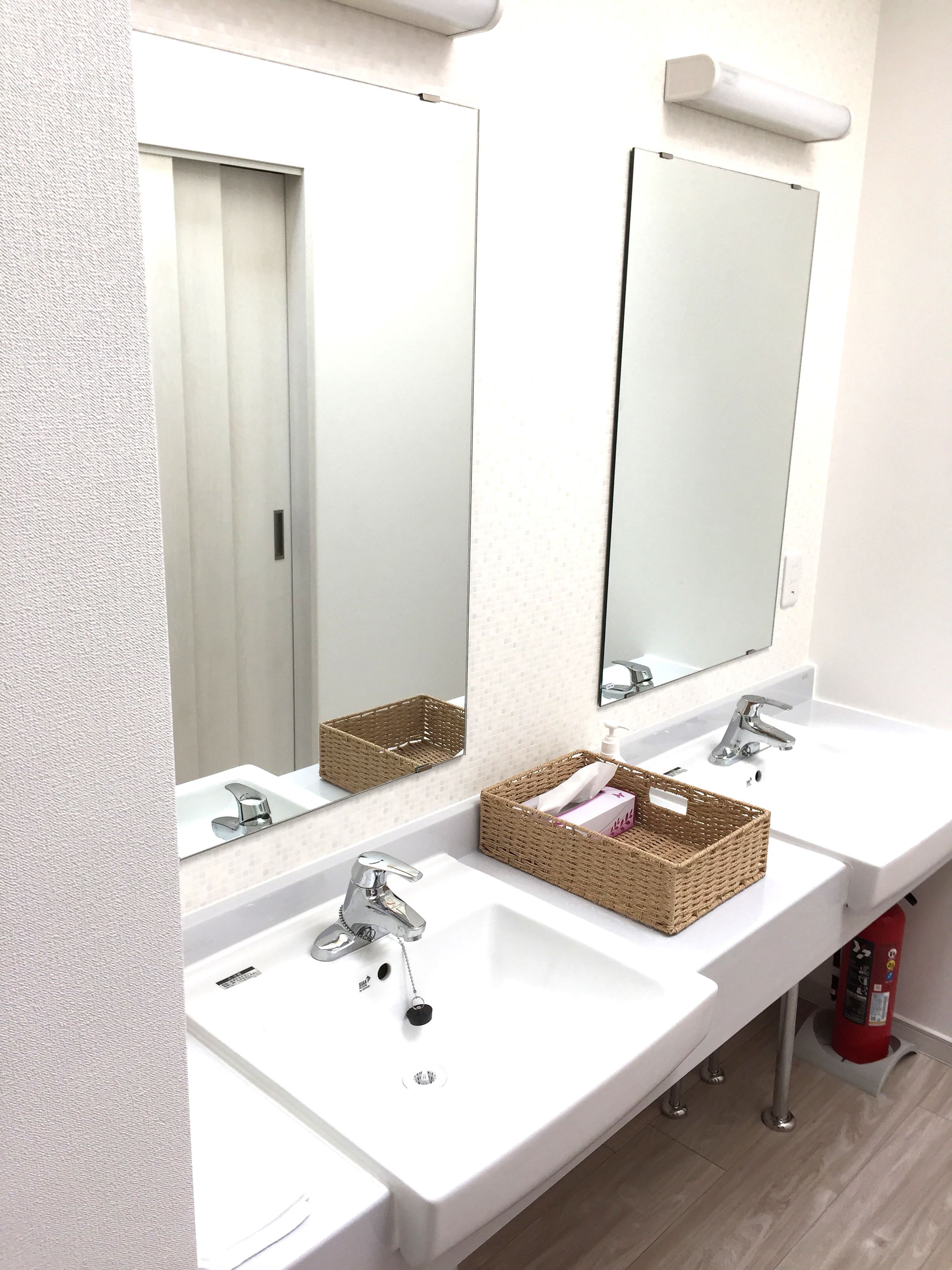 Ein Badezimmer mit zwei Waschbecken, einem Spiegel und einem Tablett mit Toilettenartikeln.