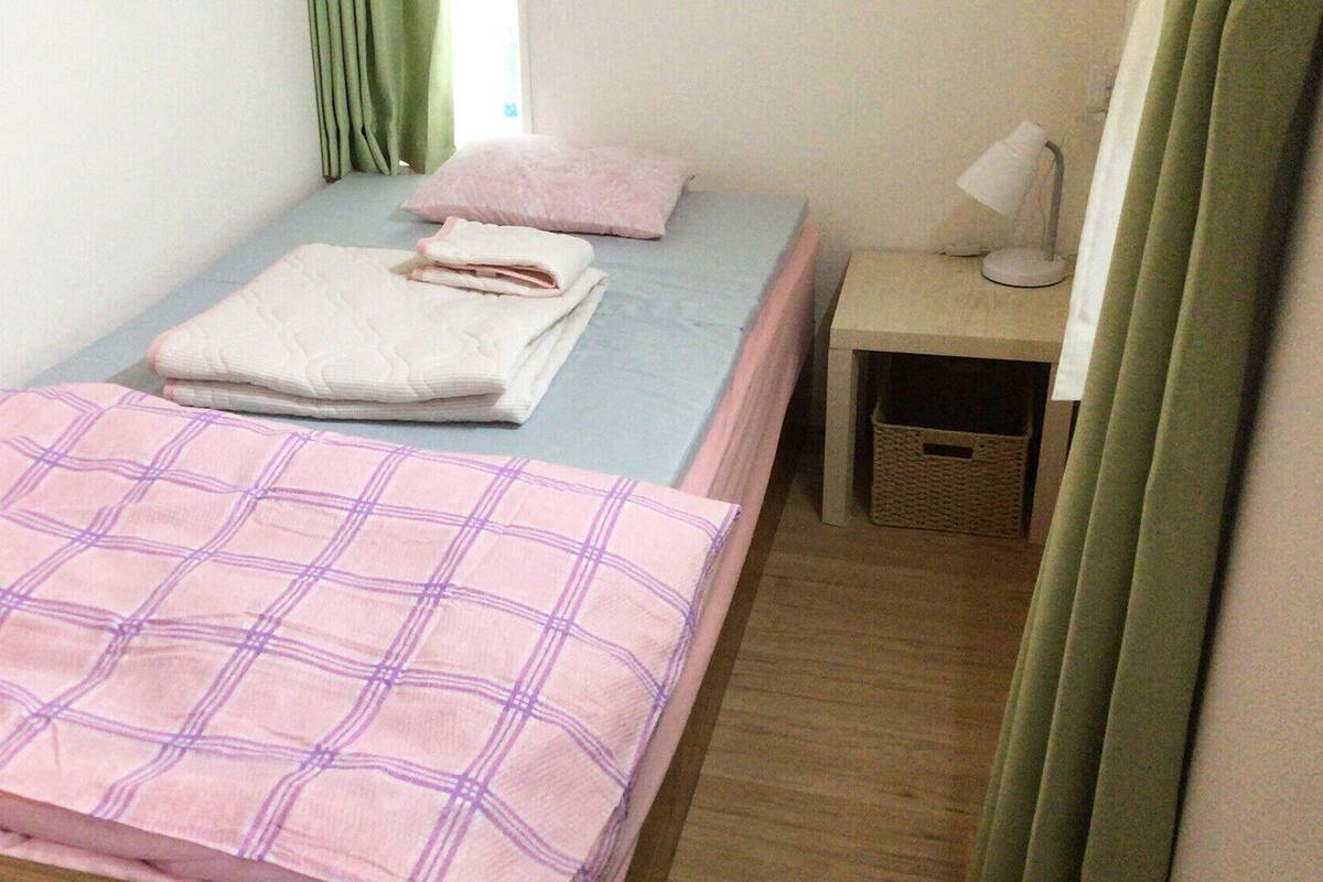 Blackout drapes, free WiFi, bed sheets