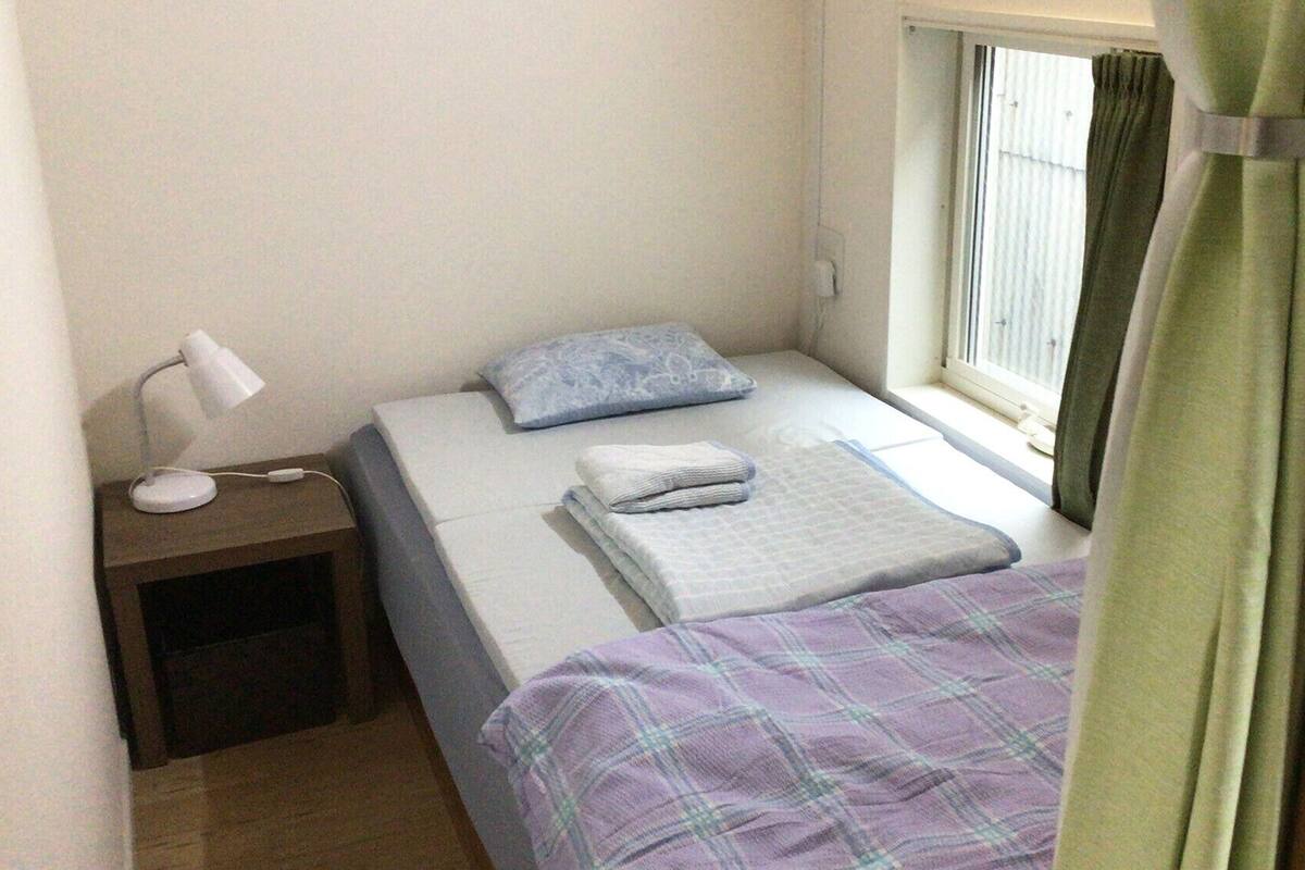 Blackout drapes, free WiFi, bed sheets