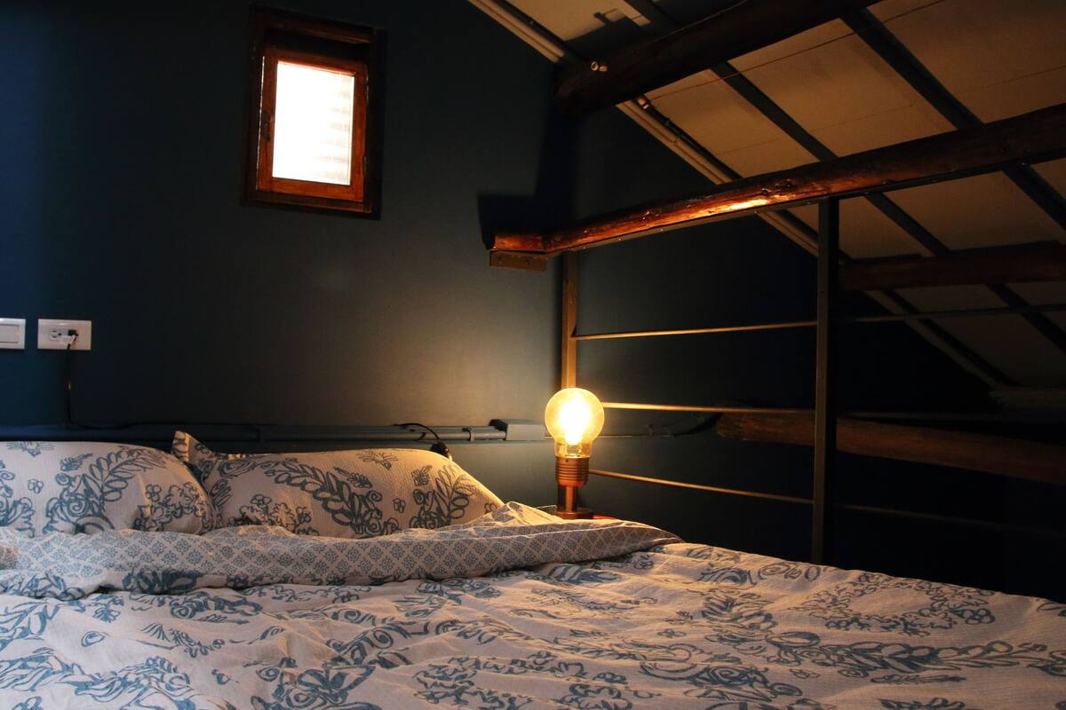 Escritorio, cortinas blackout, sistema de insonorización y wifi gratis 