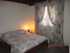 2 habitaciones, tabla de planchar con plancha y cuna de viaje 