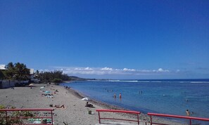 Una playa cerca, sillas reclinables de playa