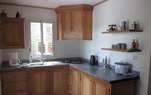 Fridge, microwave, oven, stovetop - La Kaz Ferblantier.  Villa located 5 minutes' walk from the beaches of Saint-Leu.  (ST LEU)