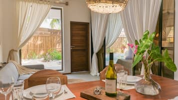 Luxury Apartment, 1 Bedroom, Pool Access | 1 phòng ngủ, bộ đồ giường cao cấp, két bảo mật tại phòng, bàn