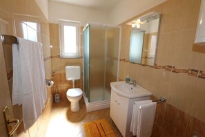 Shower, towels - Apartment Dudovic Darko nr 2 (Silo - island Krk)