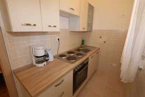 Fridge, coffee/tea maker, cookware/dishes/utensils, dining tables