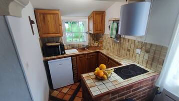 Refrigerador, microondas, parrilla de estufa y cafetera y tetera