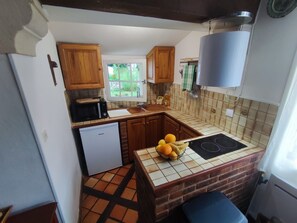 Fridge, microwave, stovetop, coffee/tea maker - at the forest path (Pierrefonds)