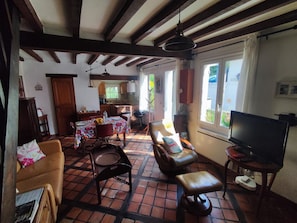 TV, fireplace, books, stereo