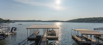 Casa Del Lago: Lakefront 3 BR/3 BA w/ private dock!