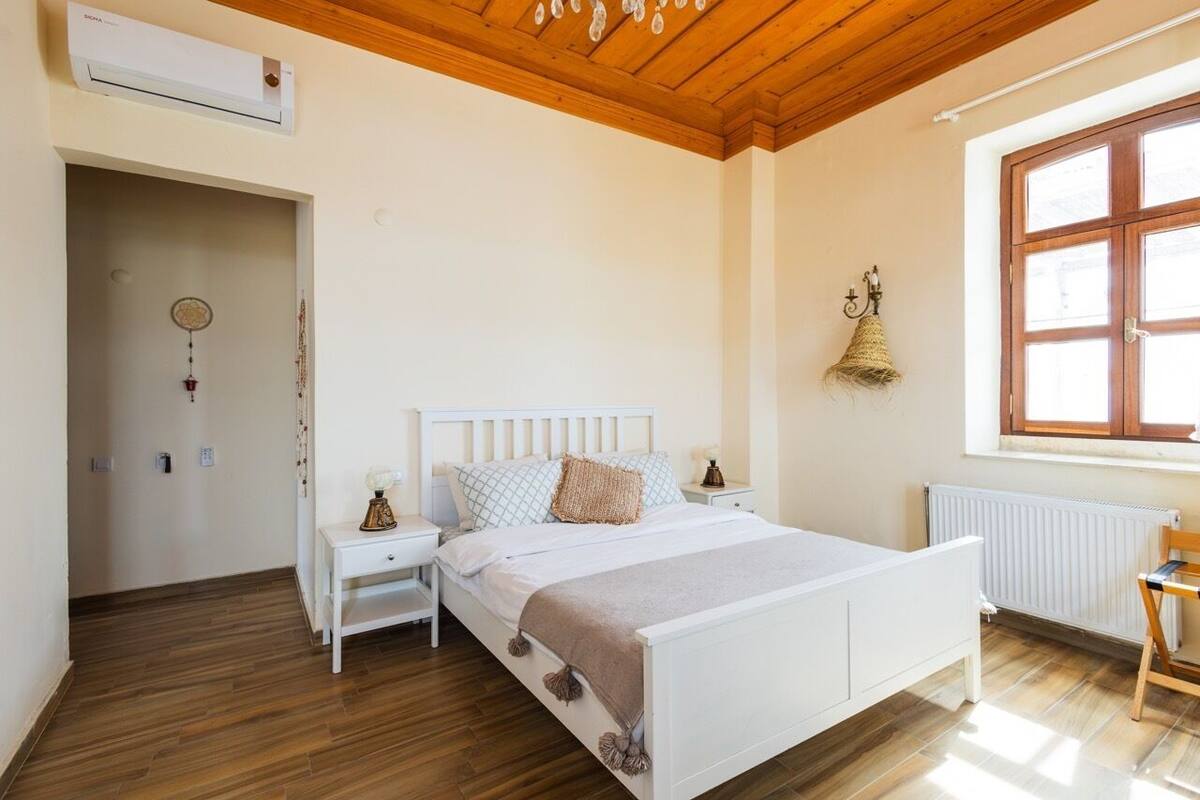 Premium bedding, minibar, free WiFi, bed sheets