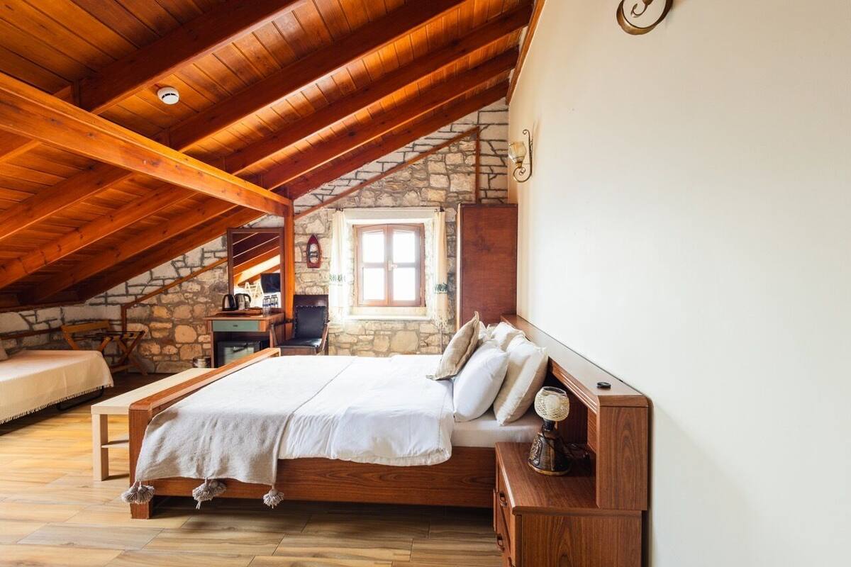 Premium bedding, minibar, free WiFi, bed sheets