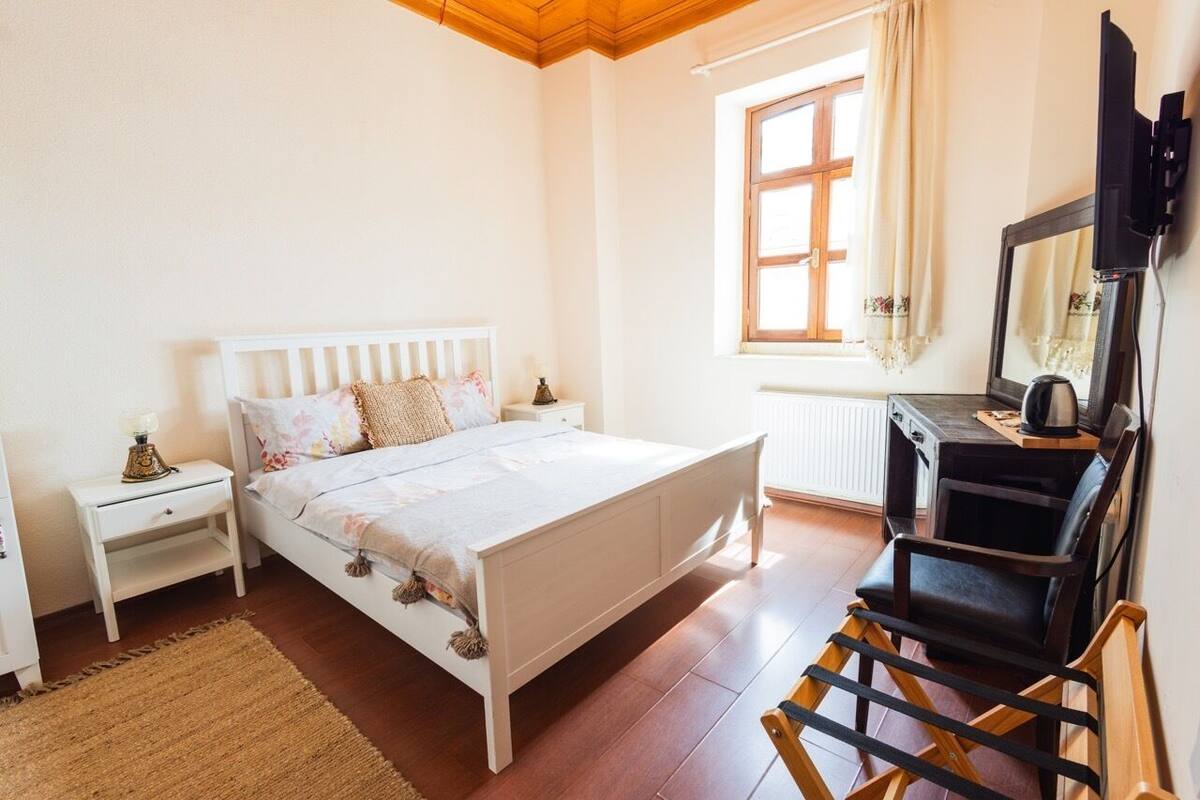 Premium bedding, minibar, free WiFi, bed sheets