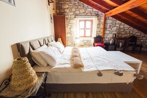 Classic Room, 1 Bedroom, Sea View | Premium bedding, minibar, free WiFi, bed sheets - Lavantali Konak- Taşev Otel ve Restoran (Seferihisar)