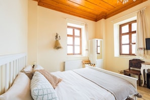 Habitación estándar, varias camas, vista al mar | Ropa de cama de alta calidad, minibar, wifi gratis y ropa de cama 