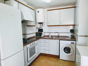 Een koelkast, een magnetron, een oven, een kookplaat