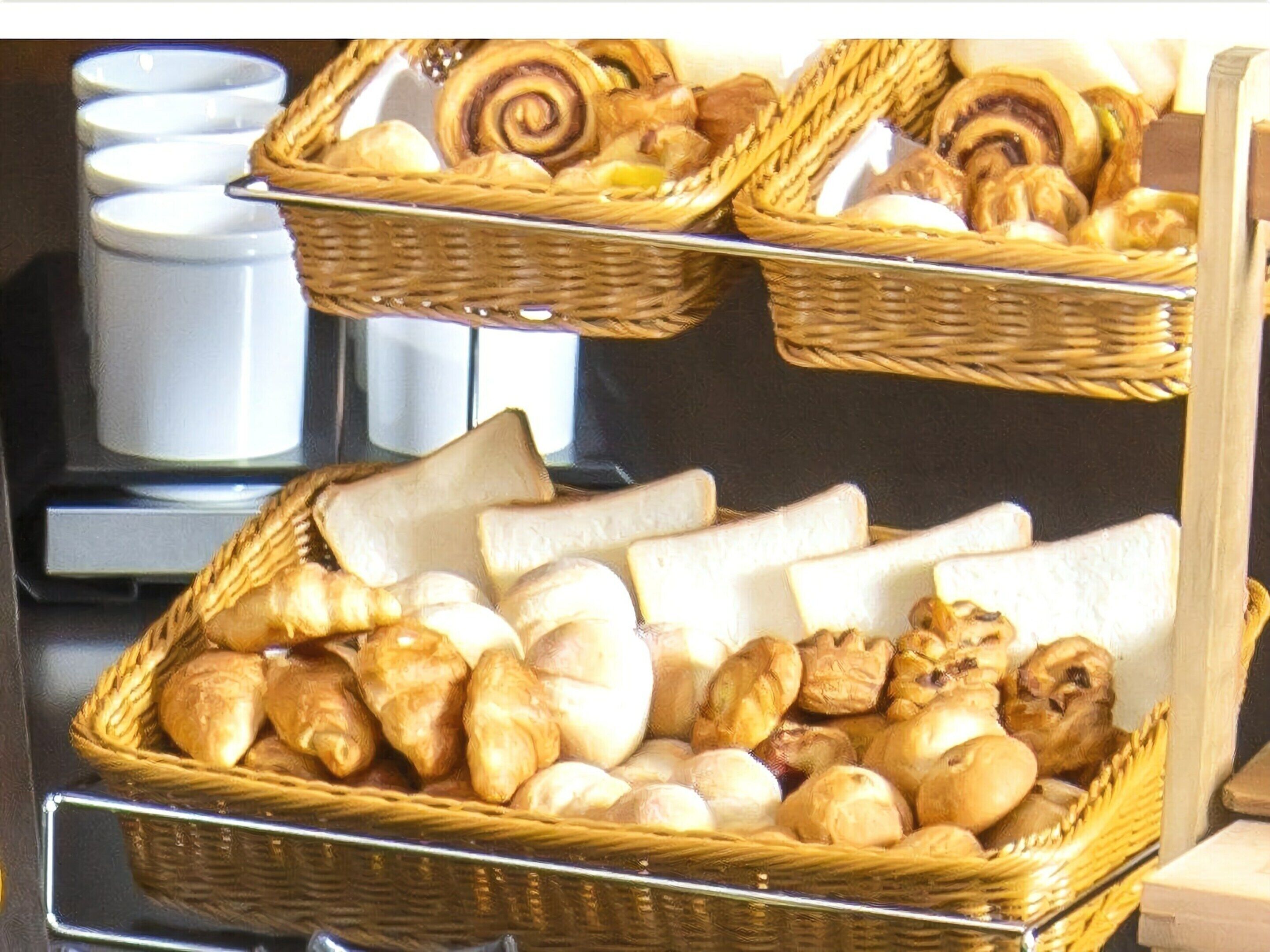 daily buffet breakfast (jpy 3300 per person)