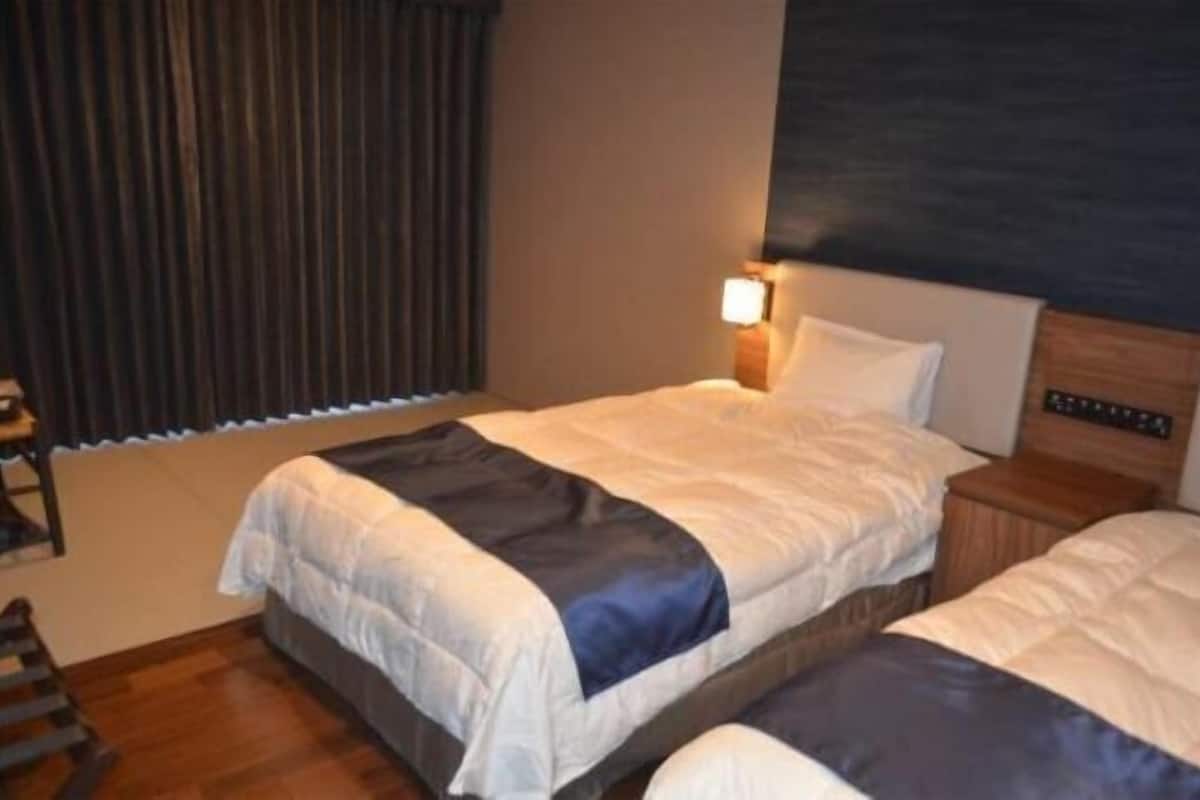 In-room safe, soundproofing, free WiFi, bed sheets