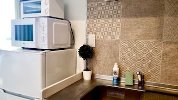 Apartment, 1 Bedroom | Private kitchenette | Fridge, microwave, stovetop, cookware/dishes/utensils