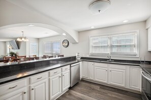 雪櫃、微波爐、焗爐、爐具